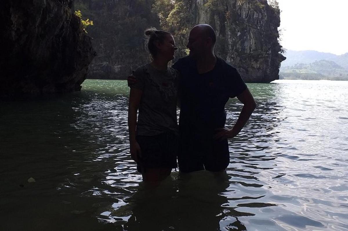 Un hombre y una mujer de pie en el agua