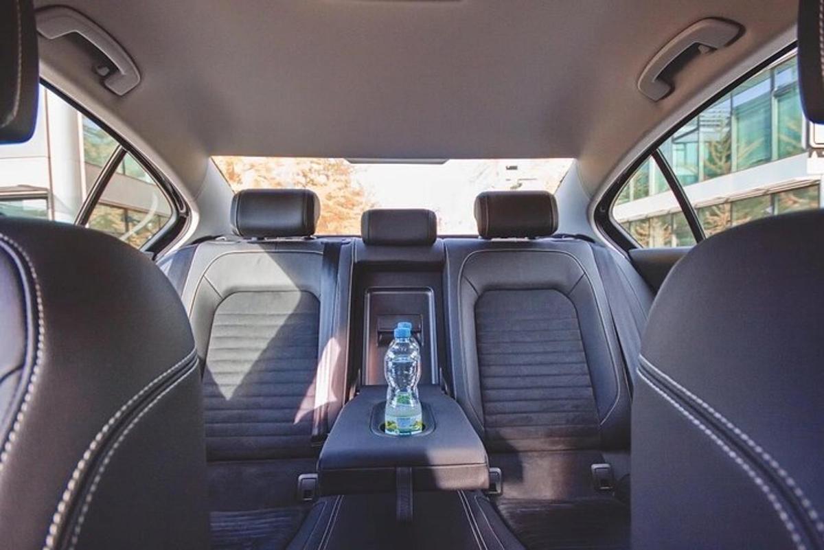 Una botella en el asiento trasero de un coche.