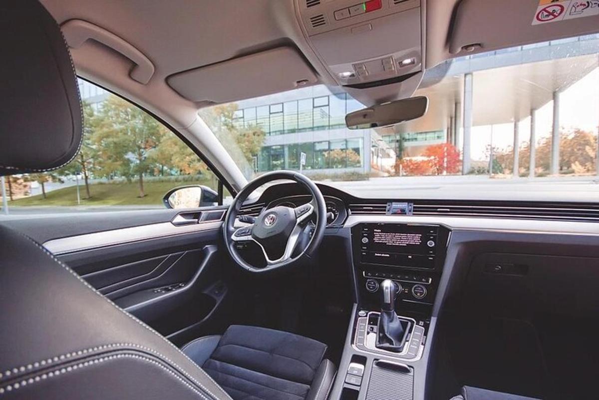 una vista dell'interno di un'auto