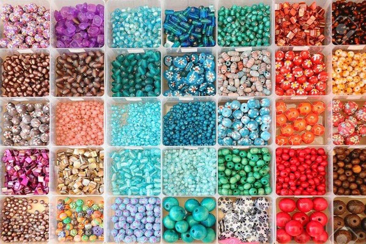 un munt d'ous de diferents colors en una caixa