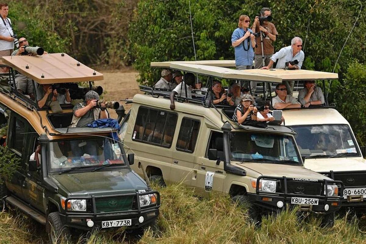 Un grupo de personas sentadas encima de dos vehículos.