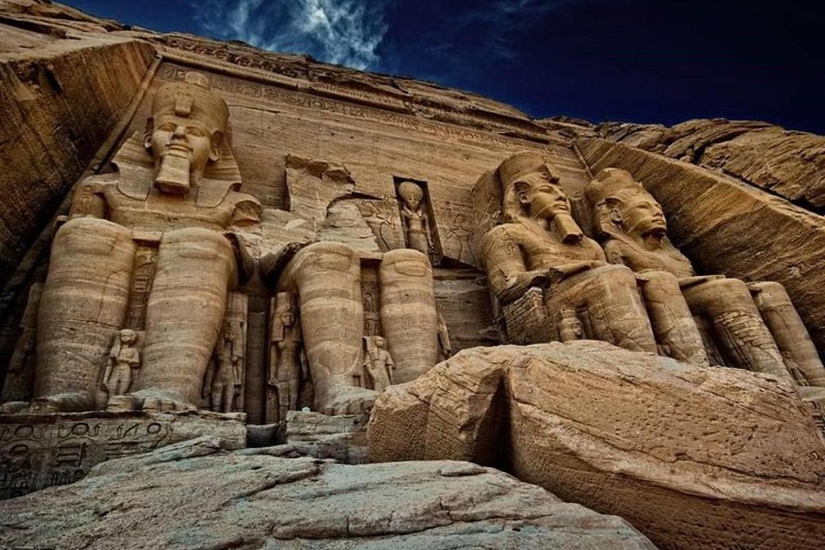 um grande edifício de pedra com estátuas