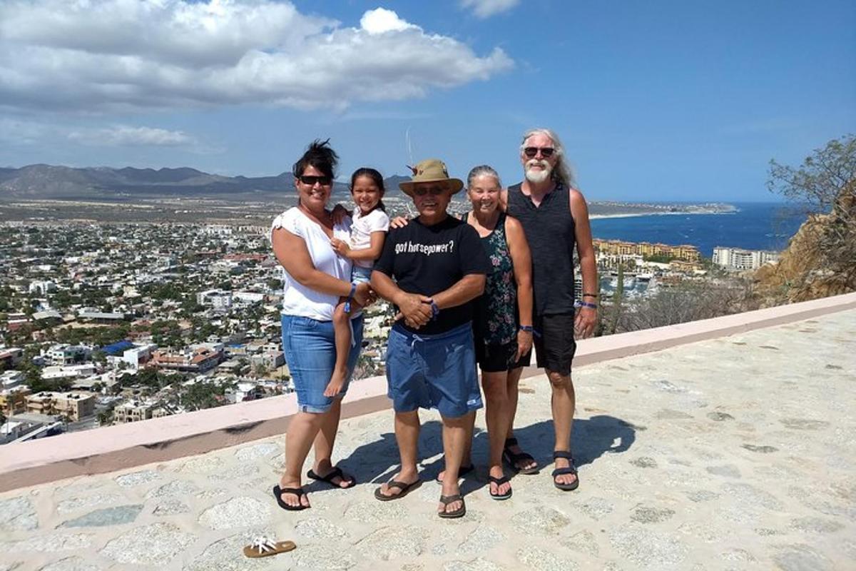 un grup de persones dempeus al cim d'una muntanya