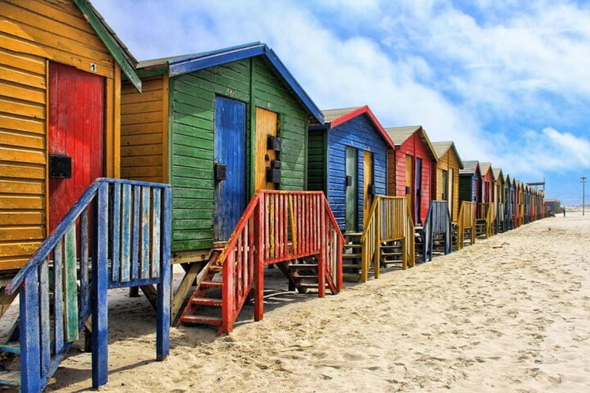 una fila di cabine colorate sulla spiaggia