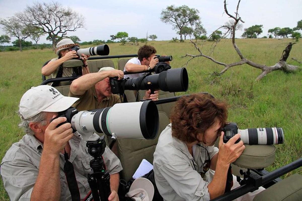 um grupo de pessoas tirando fotos com câmeras