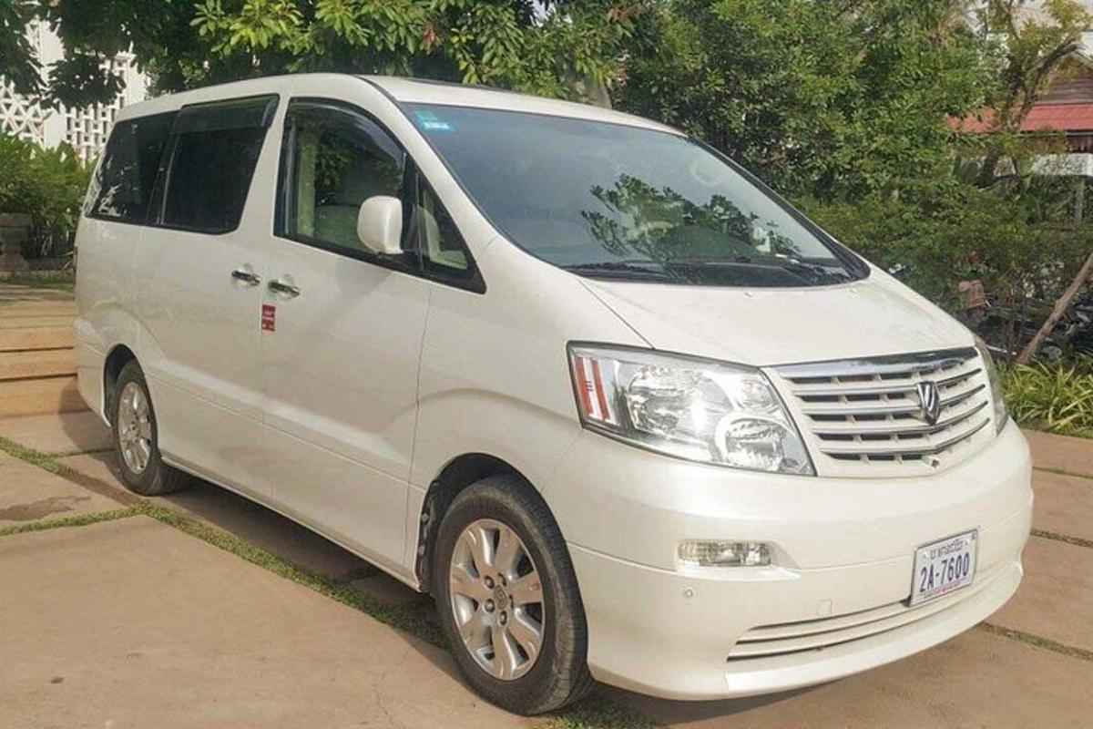 một chiếc xe tải màu trắng đang đỗ trong đường lái xe