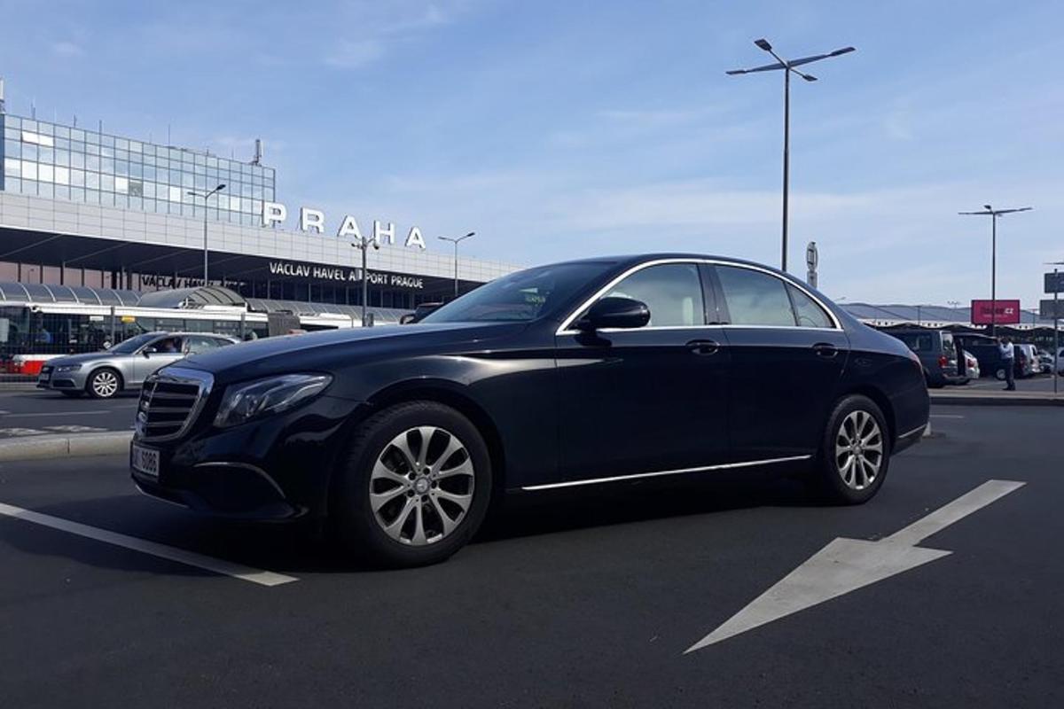 un'auto nera parcheggiata in un parcheggio