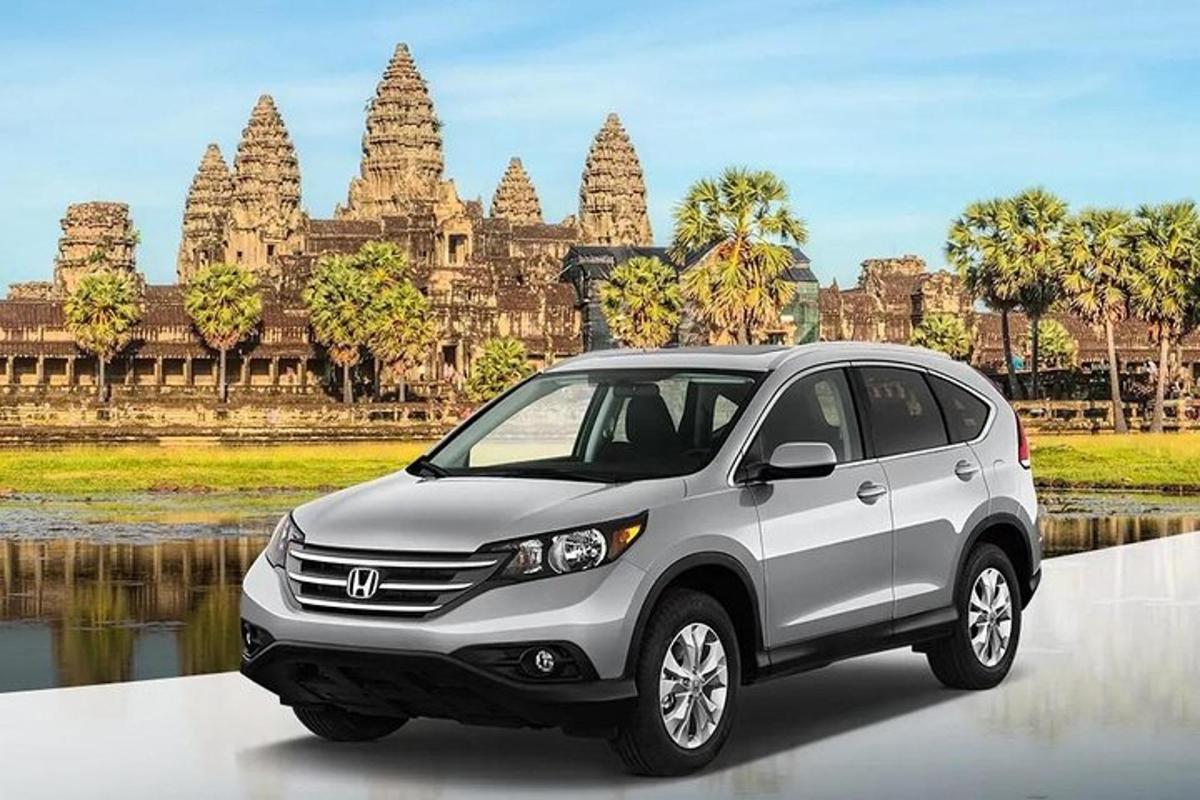 một chiếc xe màu bạc đậu trước một ngôi đền