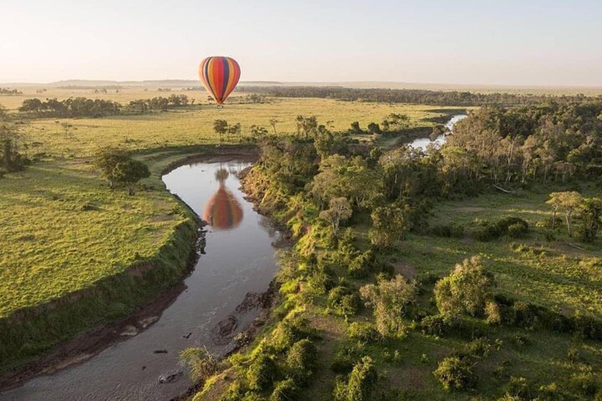 isang hot air balloon na lumilipad sa ibabaw ng ilog