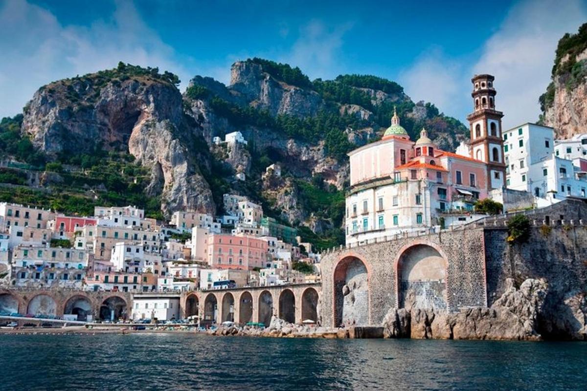 un grup d'edificis en una muntanya al costat de l'aigua
