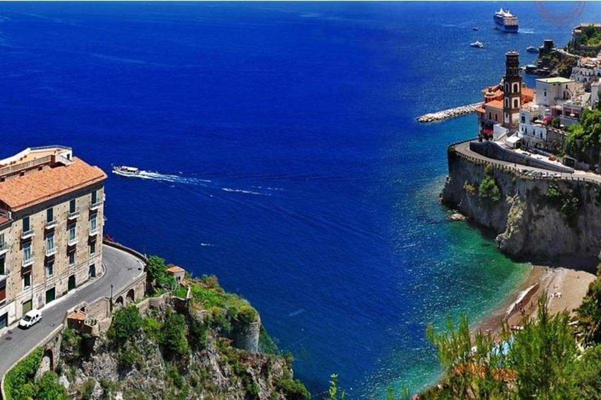 una vista aèria de l'oceà i un edifici