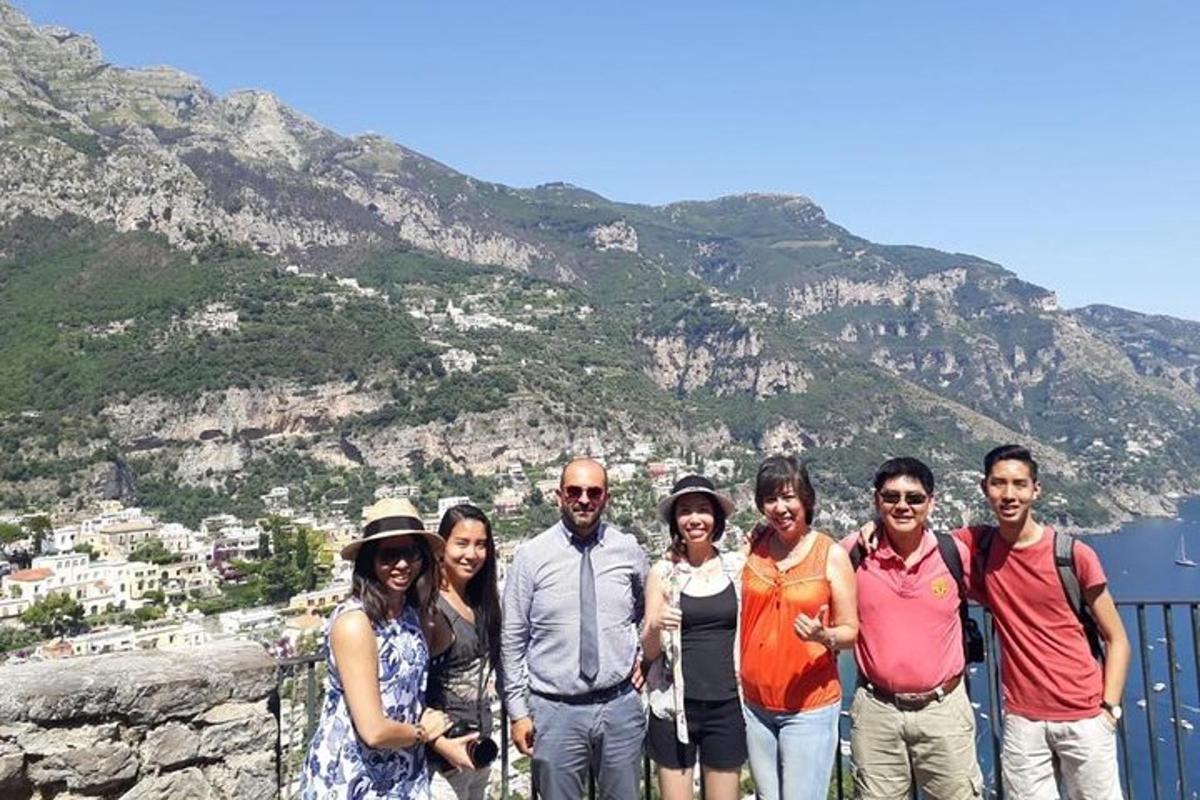 un grup de persones dempeus davant d'una muntanya