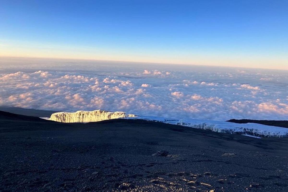 Una vista de una montaña con nubes al fondo.