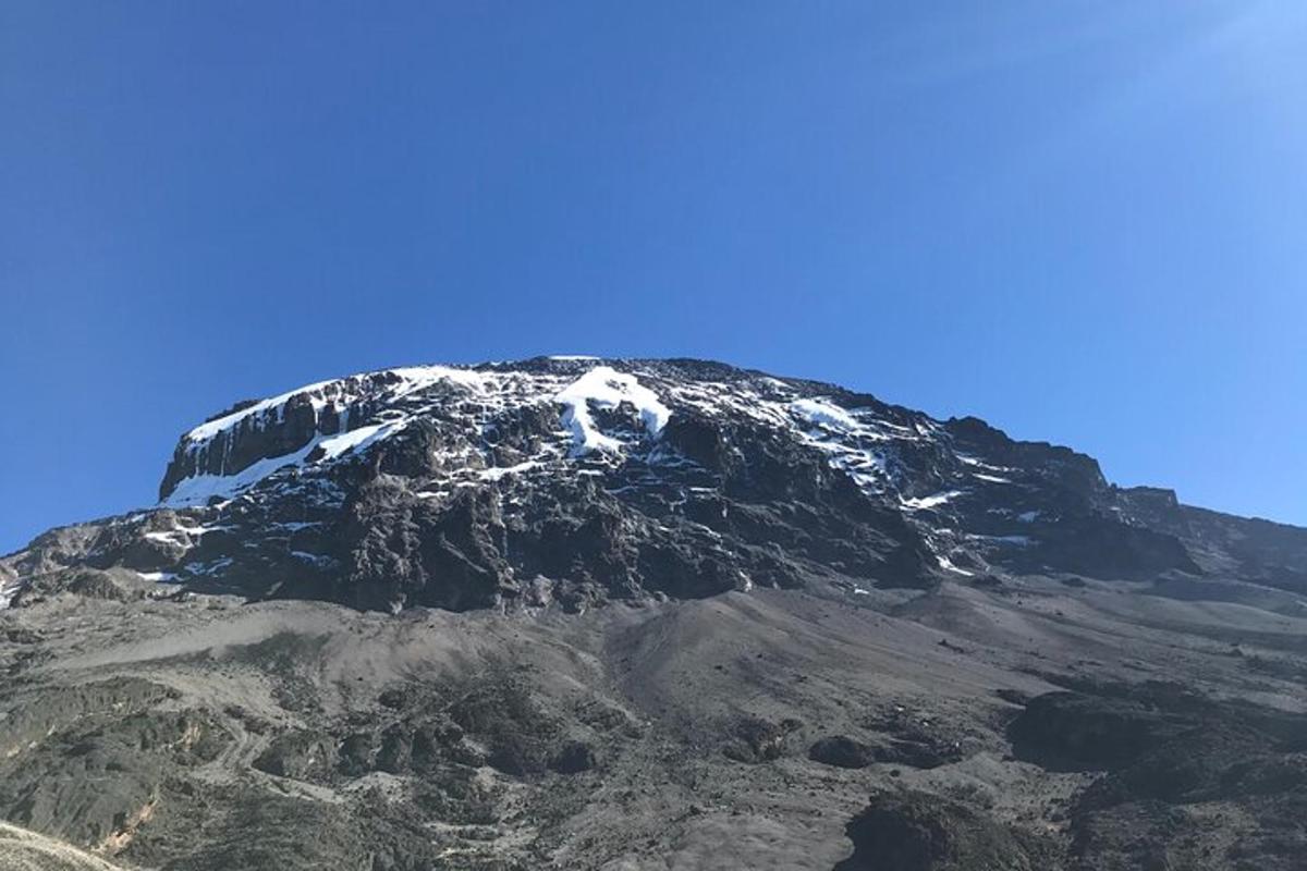 una montagna con la neve in cima