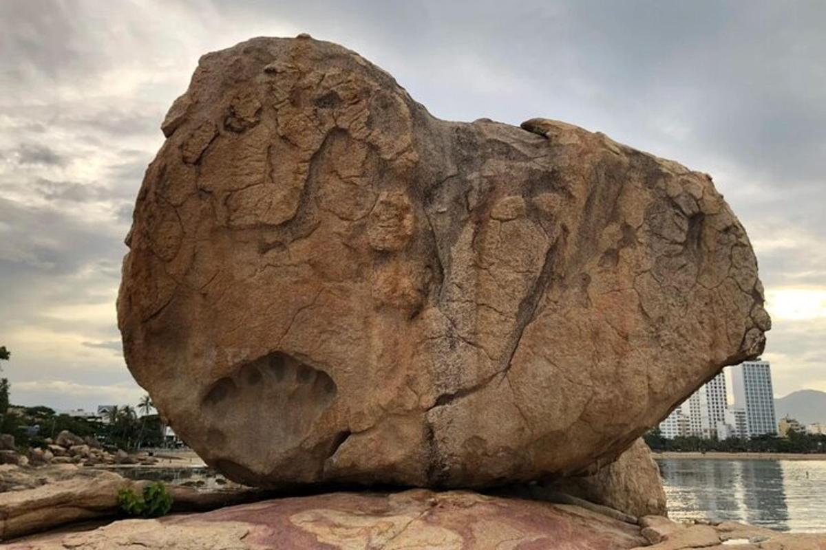 una grande roccia posta sulla cima di uno specchio d'acqua