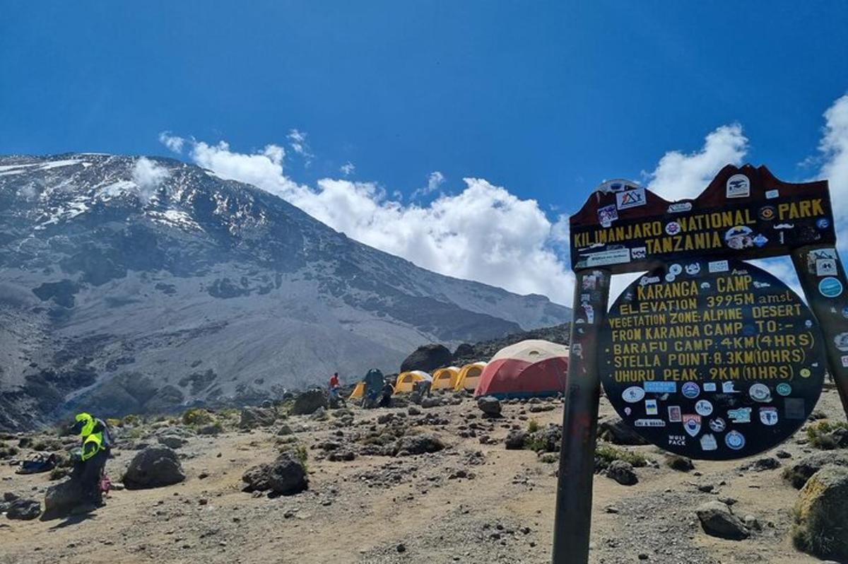 tanda di sisi gunung dengan tenda