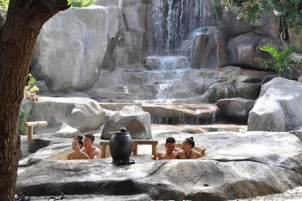 un grup de nens banyant-se en una cascada