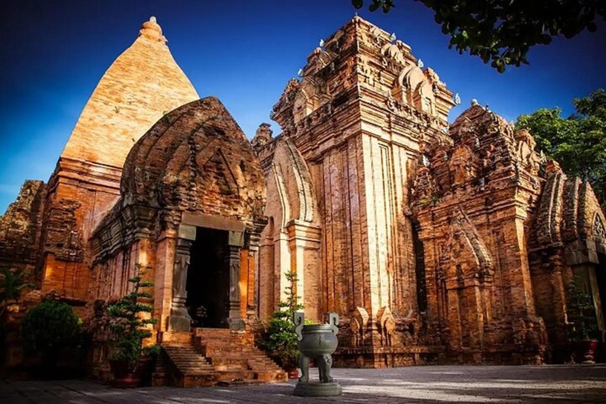 un gran edifici de pedra amb una font al davant