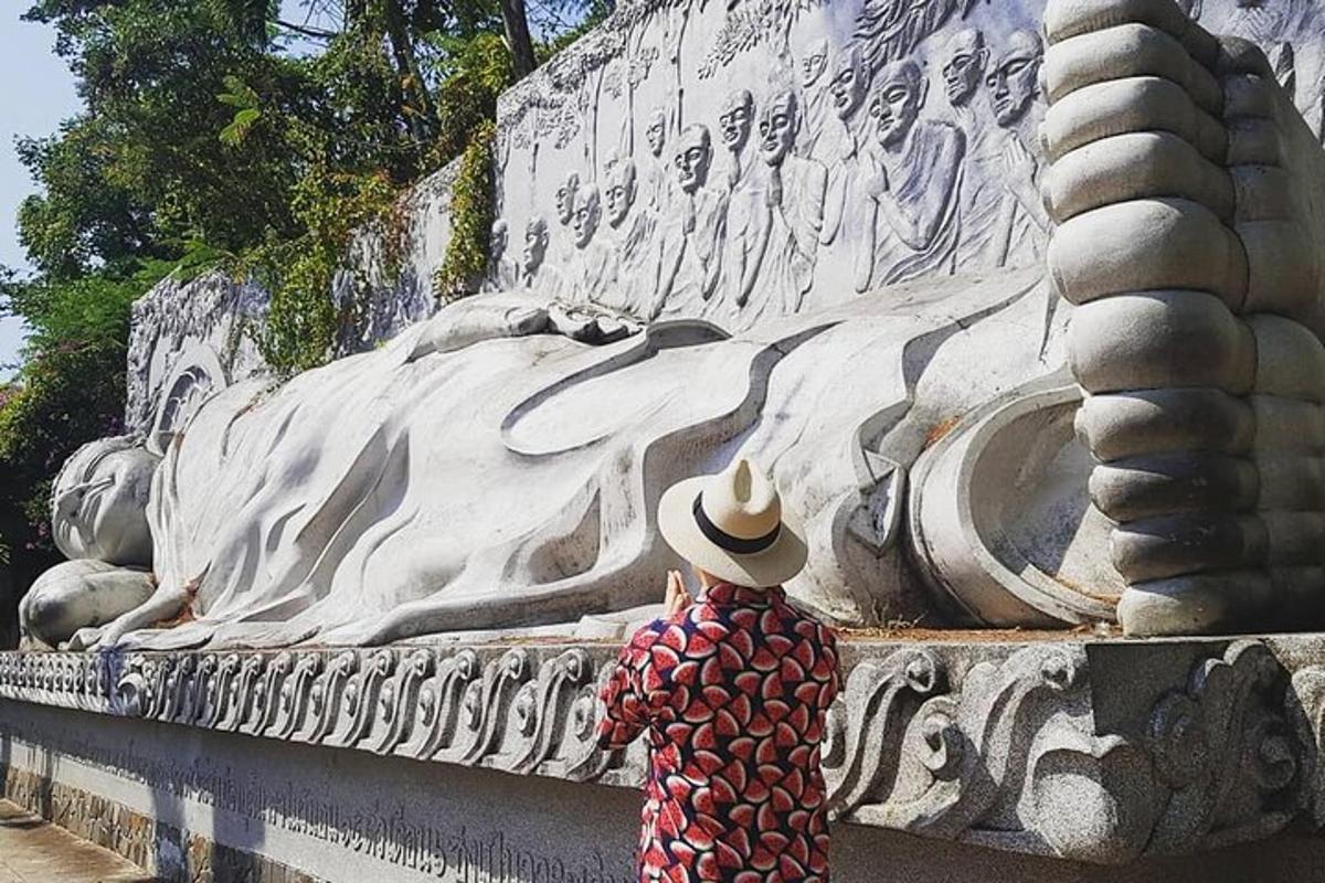 una persona in piedi davanti a una statua