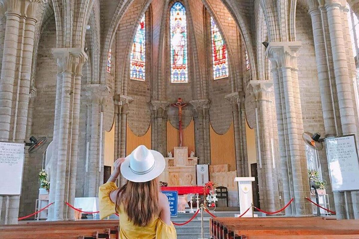 una noia jove amb un barret de cowboy en una església