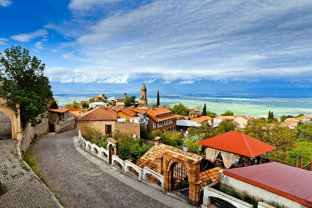 một thành phố có một thị trấn ở xa