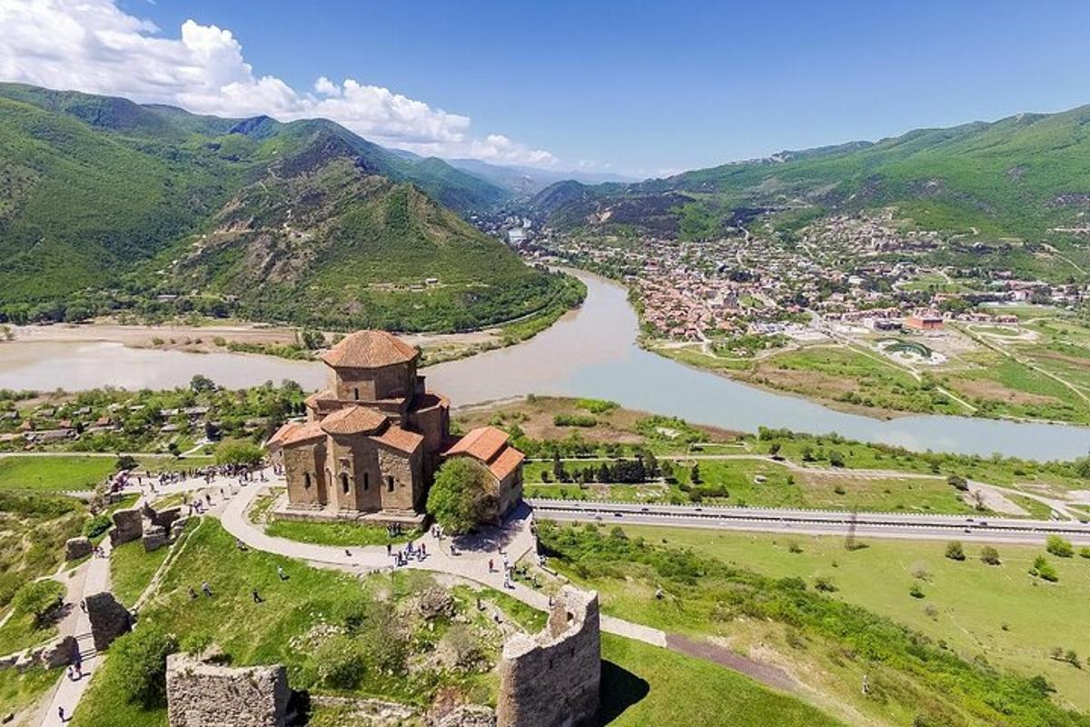 starý hrad na kopci u řeky