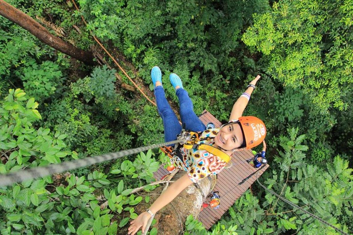 dívka je na zip line v džungli