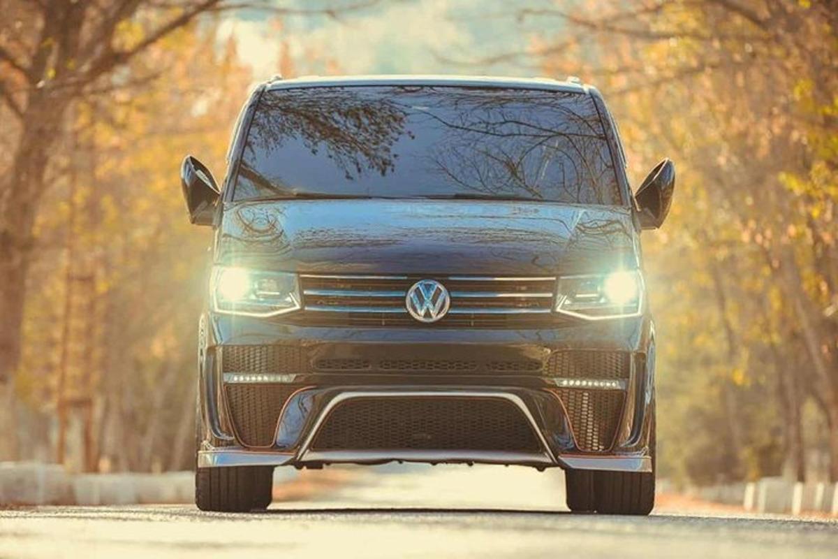 o vedere frontală a unei dube Acedes Benz care conduce pe un drum