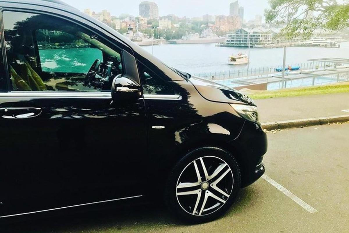 sebuah kereta hitam diletakkan di tempat letak kereta berhampiran air