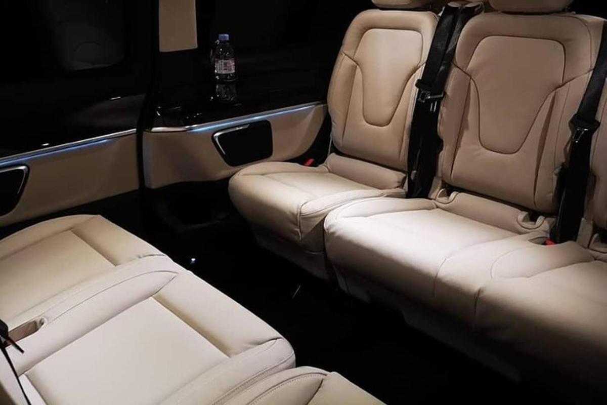 dua tempat duduk di belakang kereta