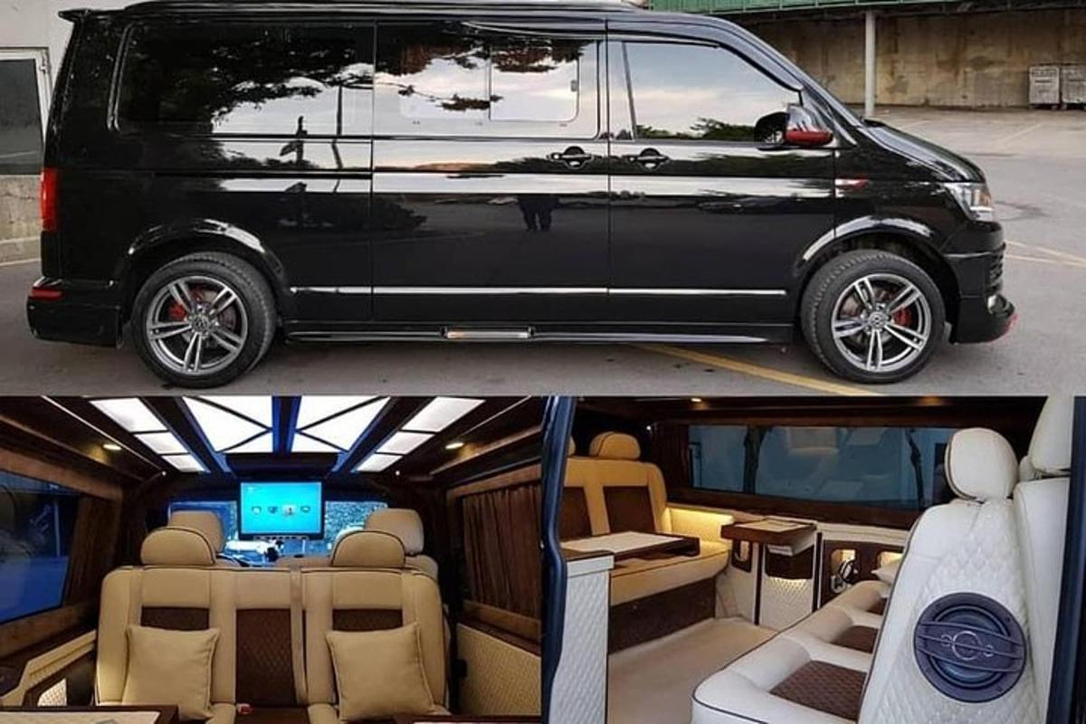 ein schwarzer Lieferwagen, der in einem Boot geparkt ist