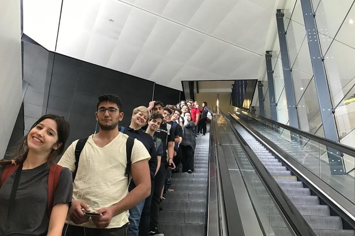 een groep mensen die een roltrap aflopen