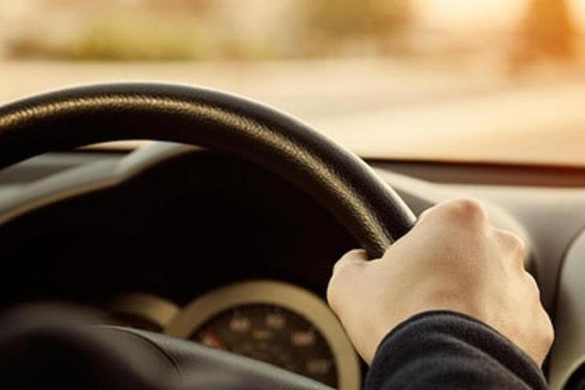 inimene, kes juhib autot käed roolil