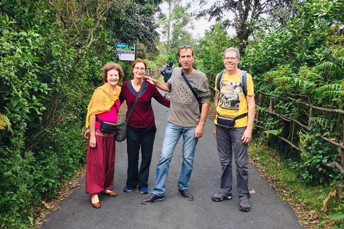 eine Gruppe von Menschen, die auf einer Straße für ein Foto posieren