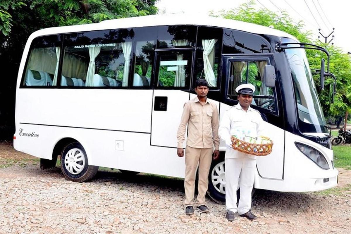 deux hommes debout devant un bus blanc