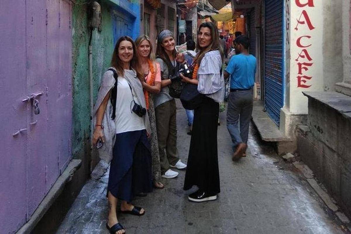 eine Gruppe von Menschen steht in einer Gasse