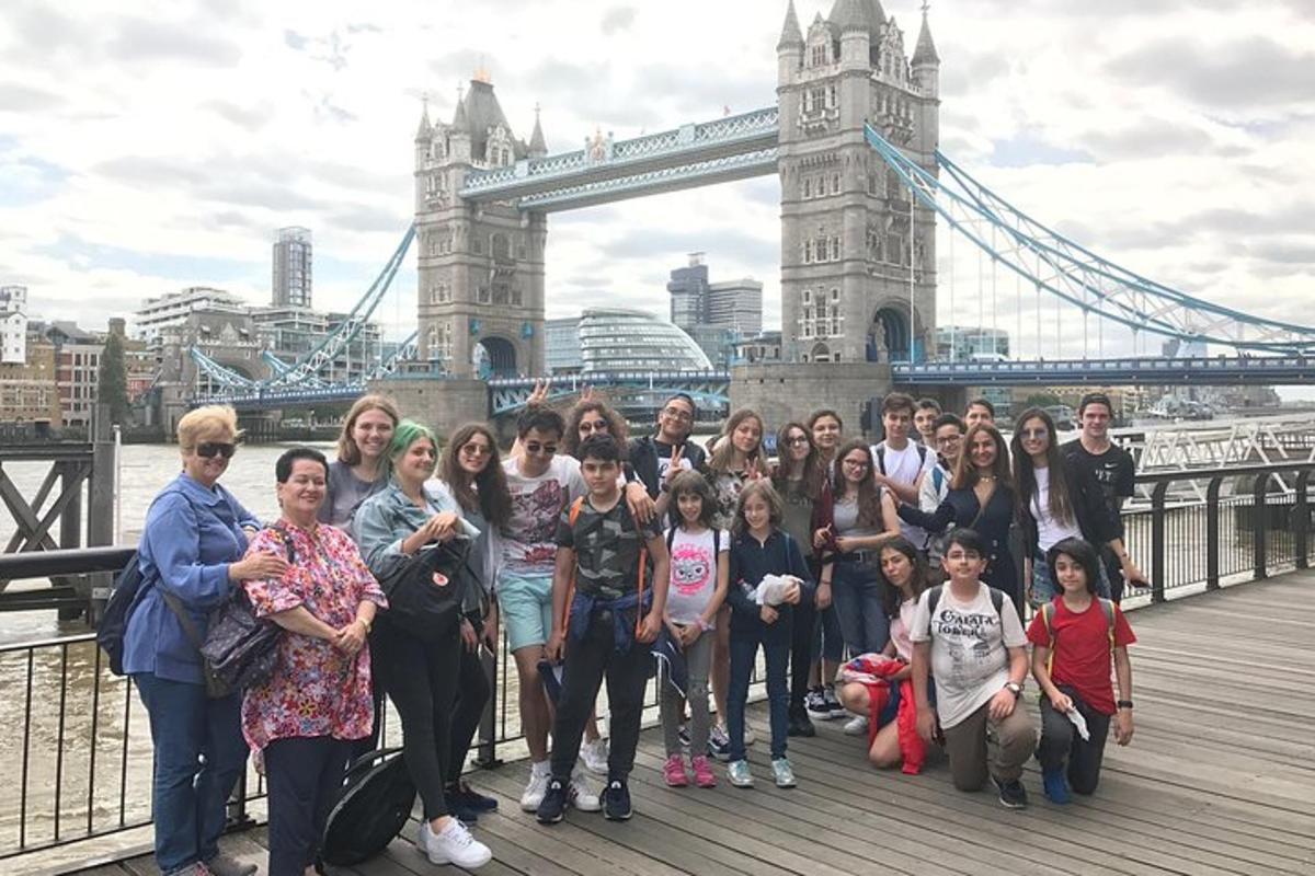 Skupina lidí pózujících před Tower Bridge
