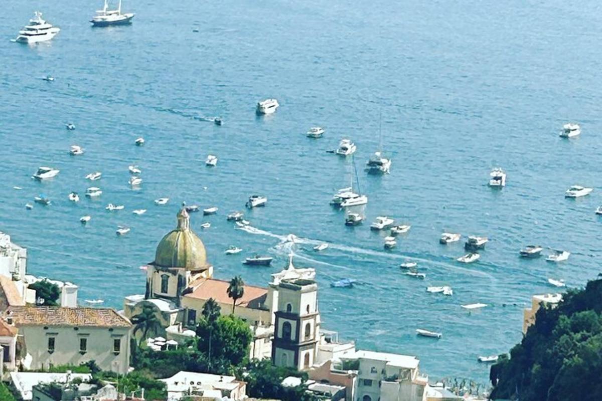 a group of boats in the water next to a building
