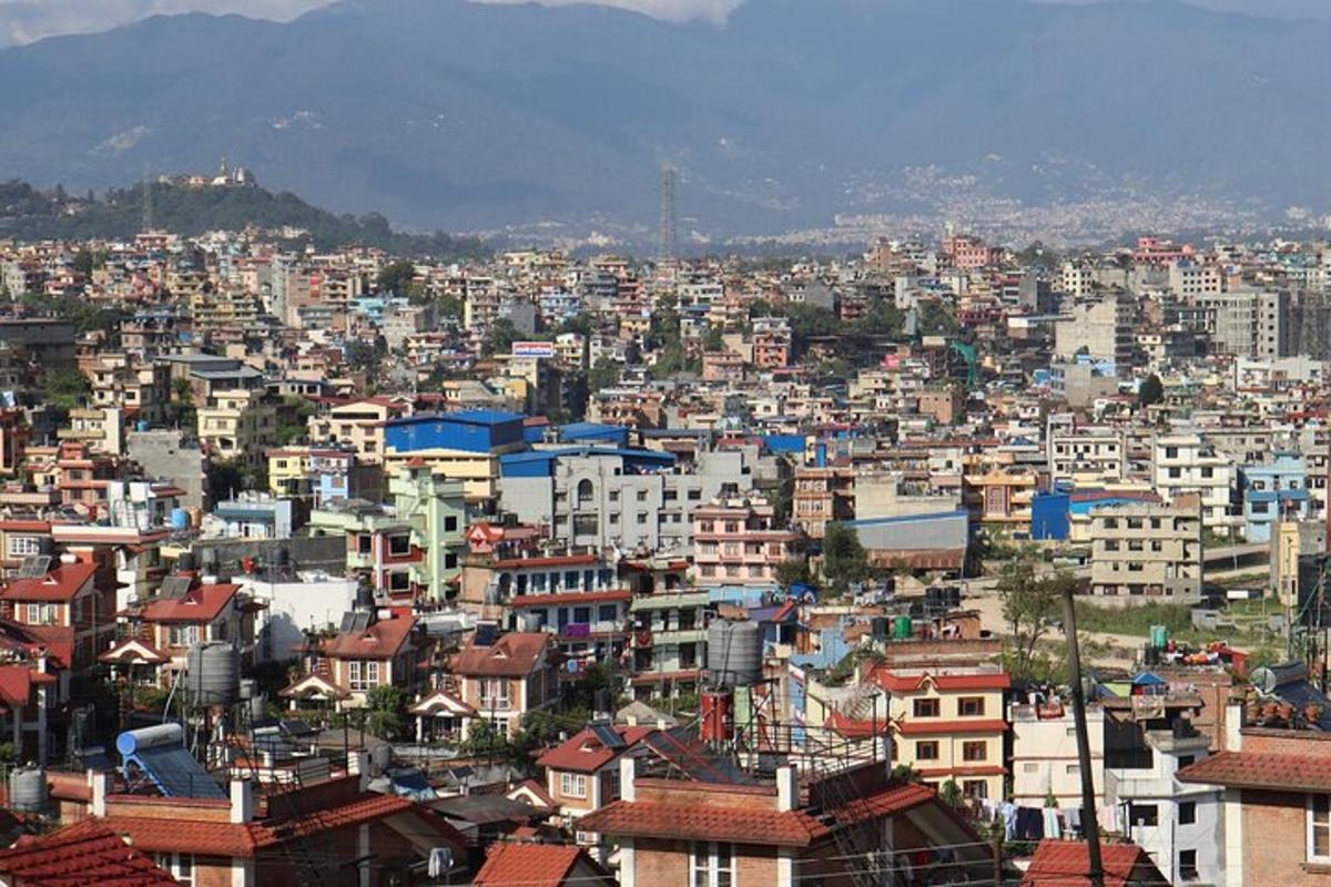 uma vista de uma cidade com muitos edifícios