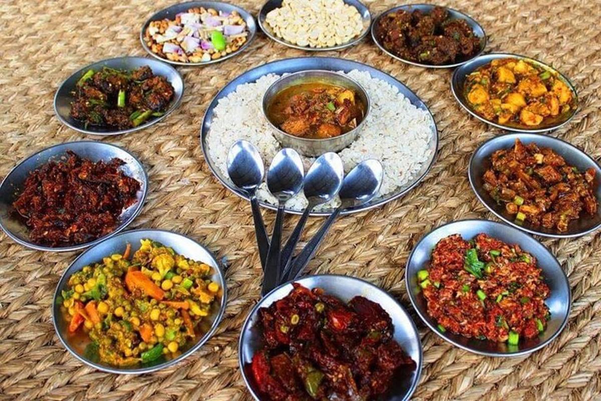 sekumpulan mangkuk makanan di atas meja