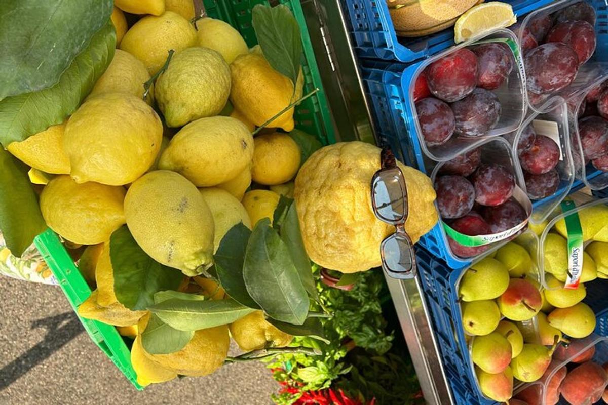 hromada citronů a dalšího ovoce a zeleniny