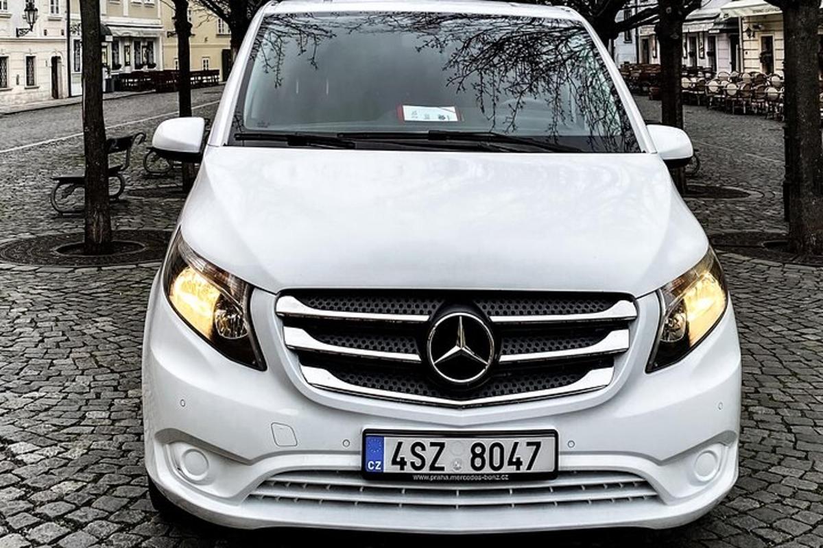 en hvid bil er parkeret på en gade