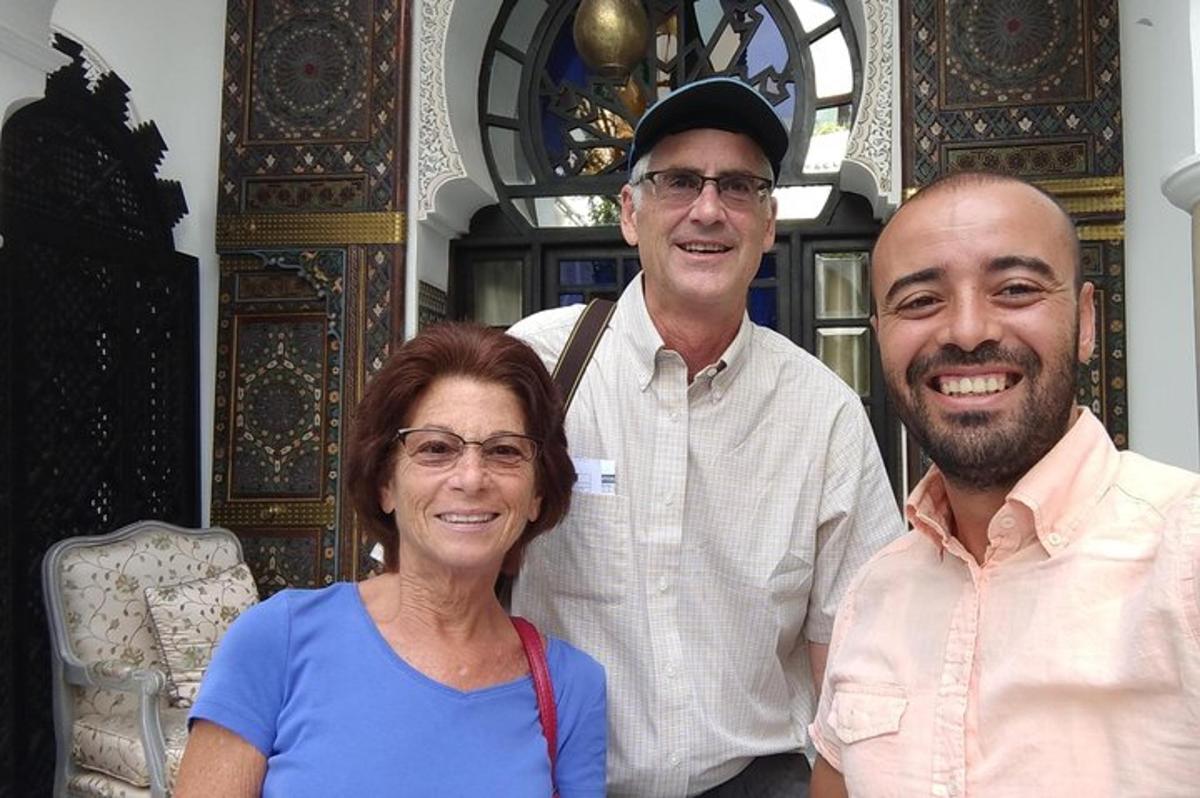 zwei Männer und eine Frau posieren für ein Foto