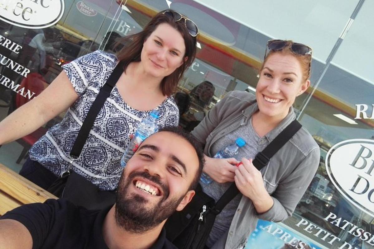 muž a dvě ženy pózují pro fotografii