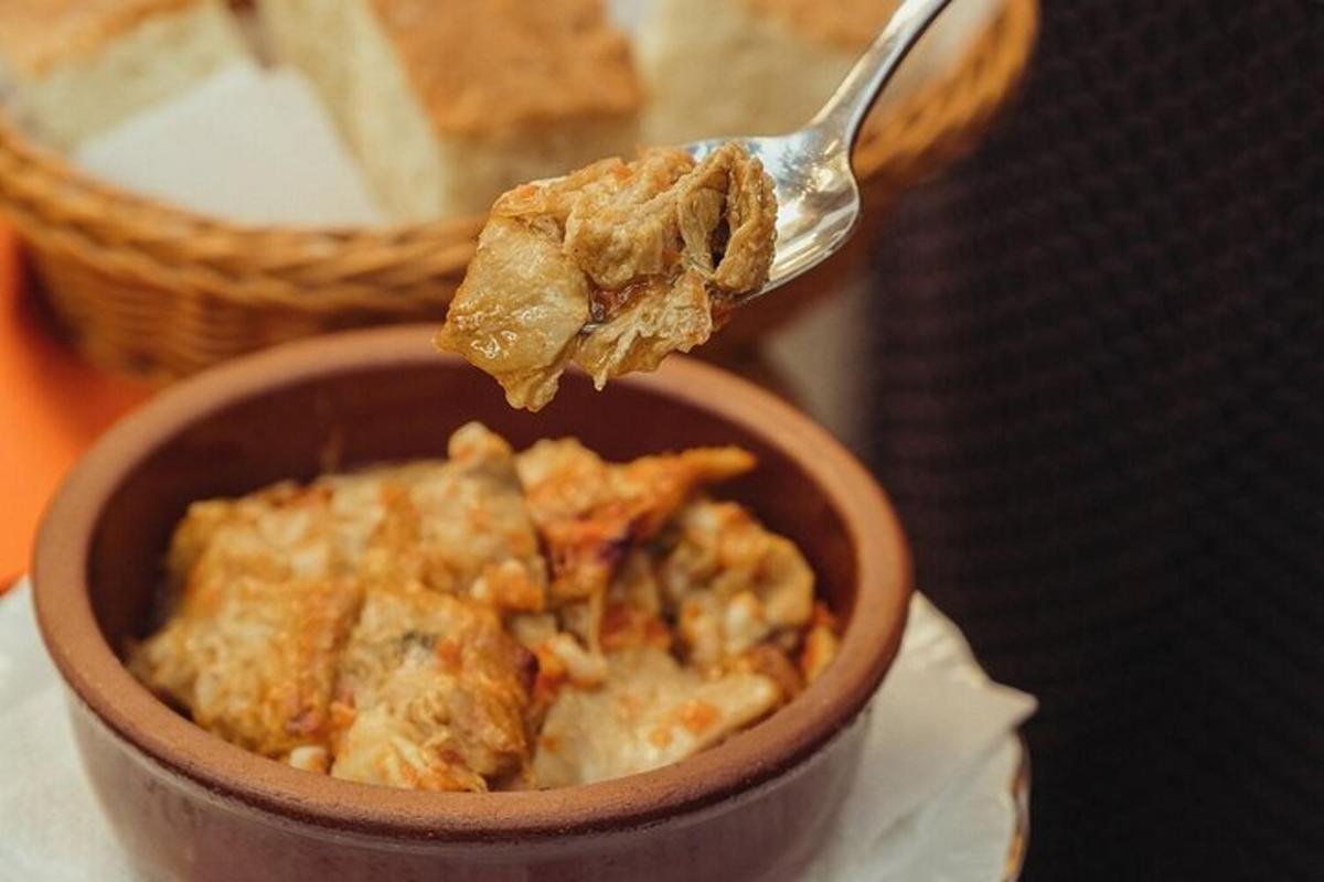 un cucchiaio con un pezzo di cibo in una ciotola
