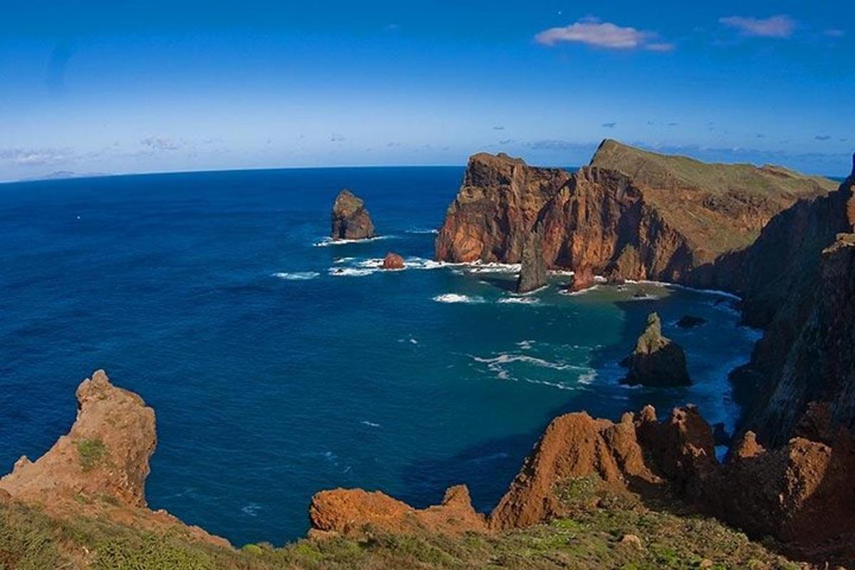 una vista dell'oceano con rocce nell'acqua