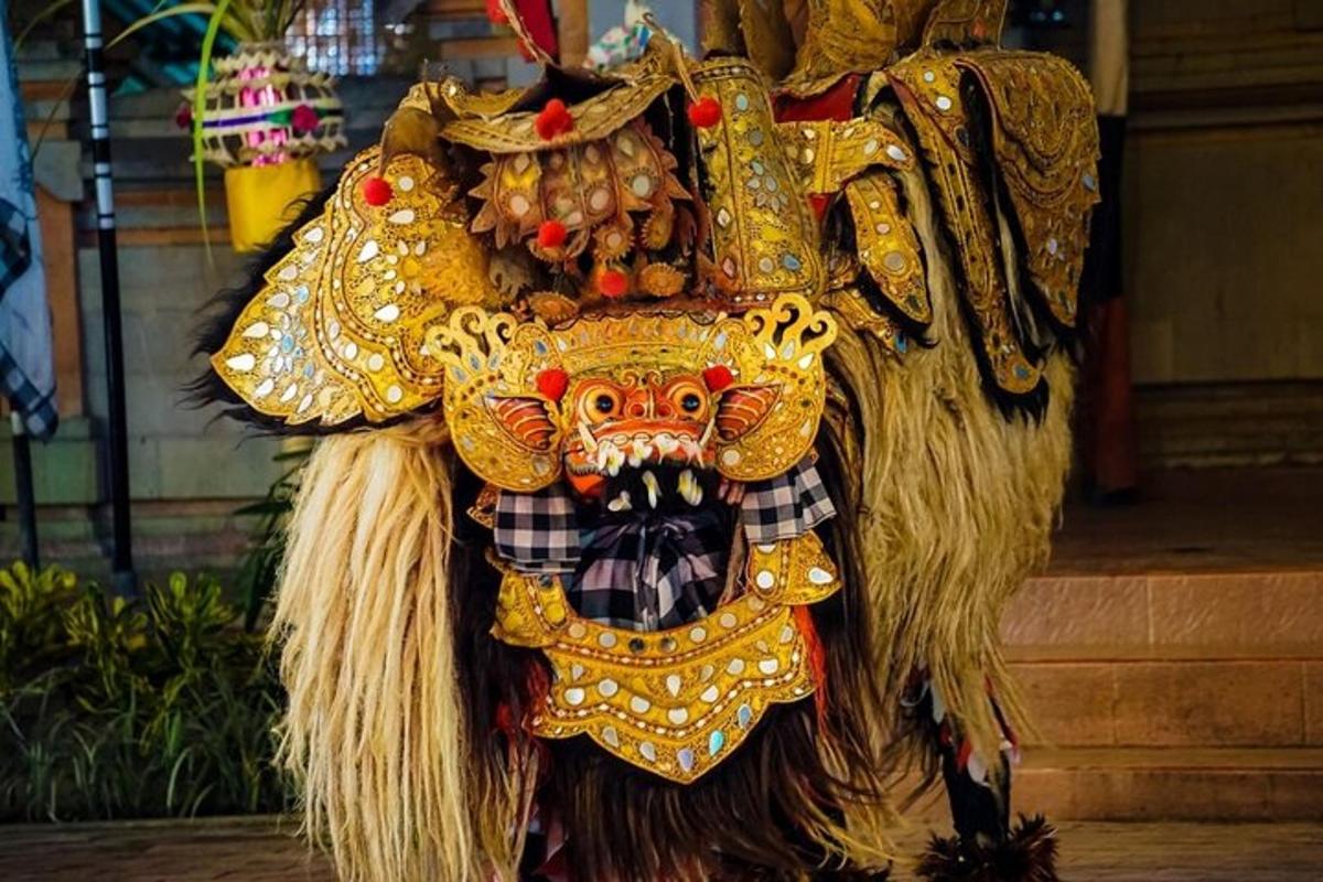 seorang yang memakai topeng dan kostum singa