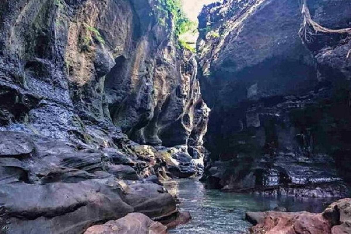 sungai di dalam ngarai dengan batu dan air