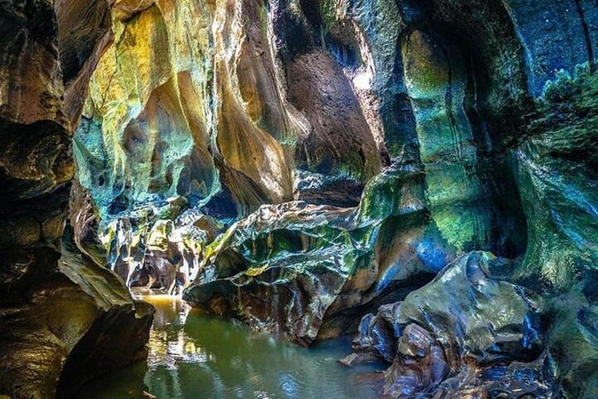 sebuah gua dengan kolam air dan batu