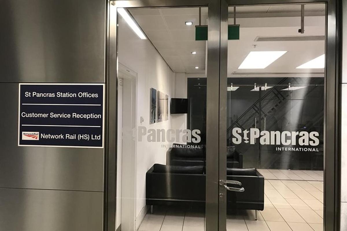 μια γυάλινη πόρτα με μια πινακίδα που γράφει spranas